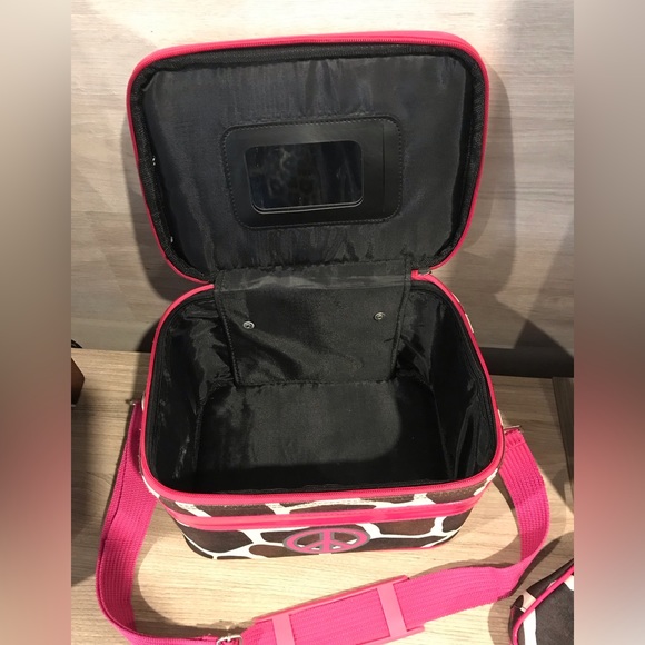 Giraffe Print ,Peace Sign Travel cosmetic Case /Bag /Suitcase Hard Case - Picture 2 of 8